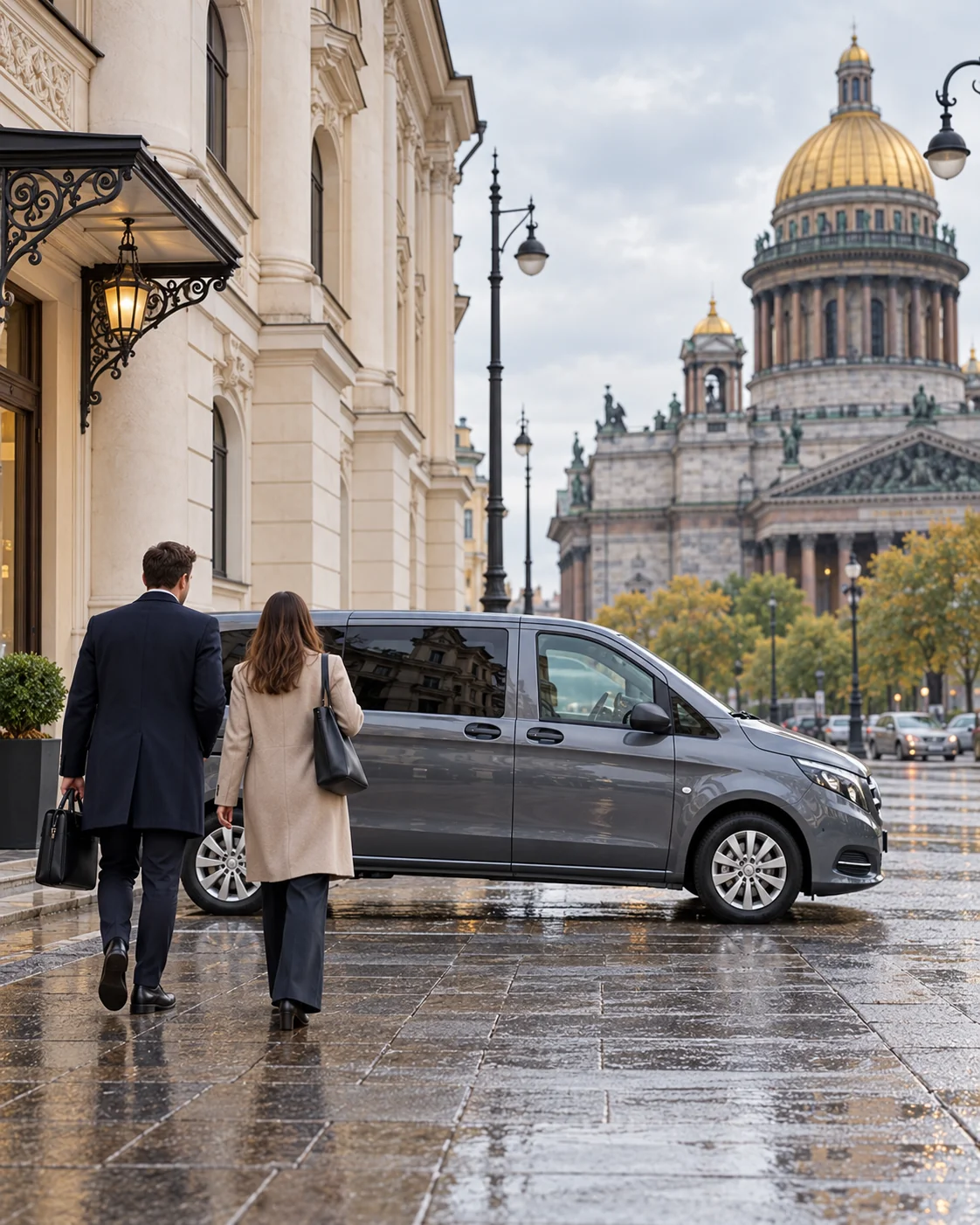 Серый Mercedes-Benz Vito W447 и пассажиры у городского здания — иллюстрация почасовой аренды в Петербурге
