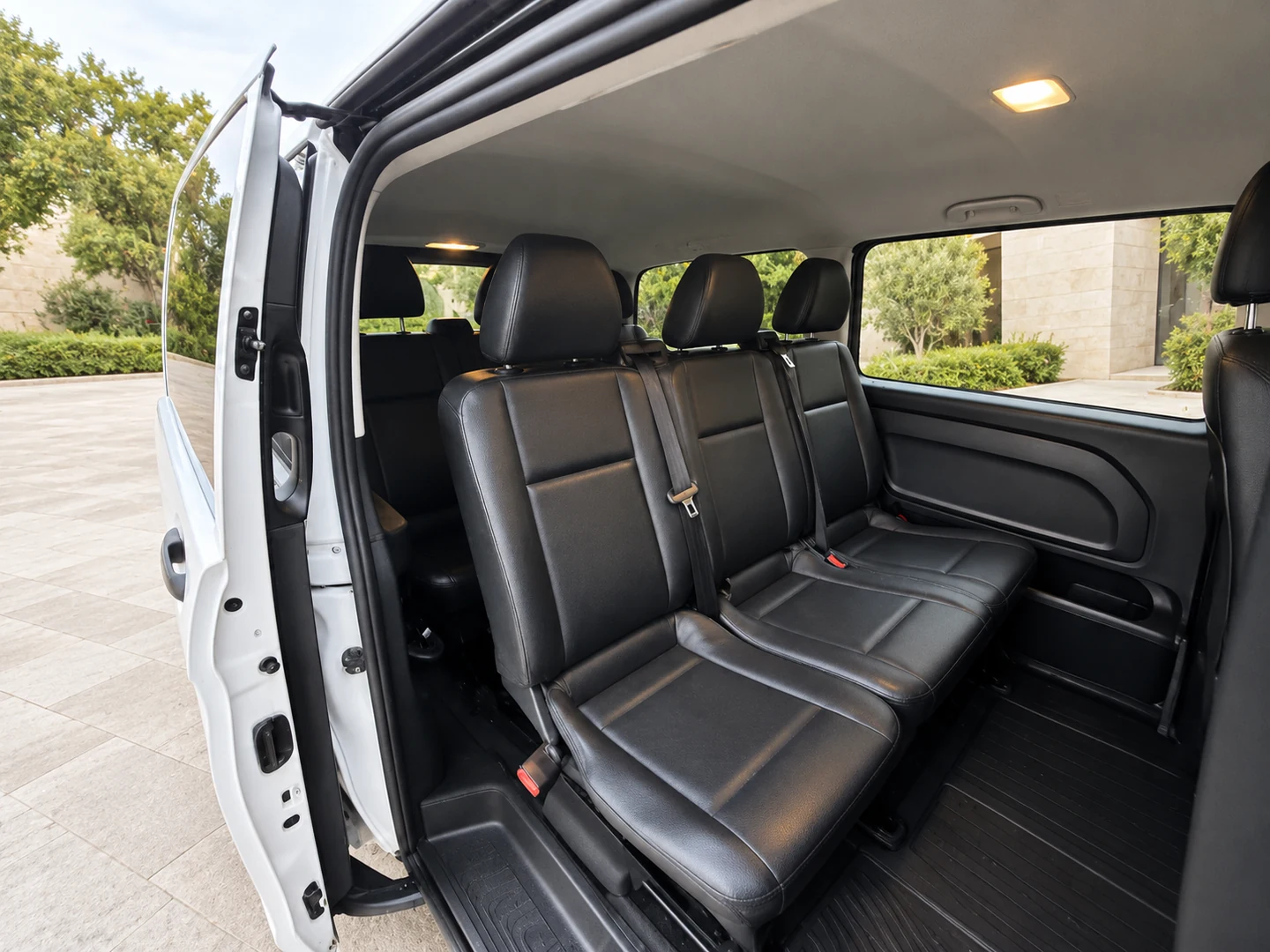 Пассажирский ряд белого Mercedes-Benz Vito W447